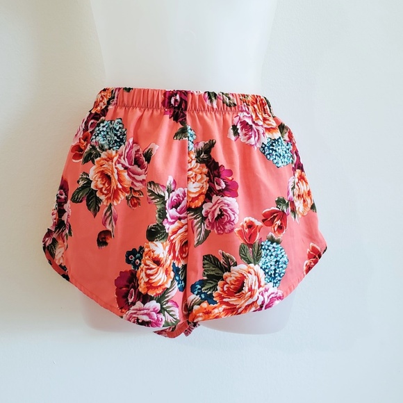 Boutique Pants - NWOT Beautiful Flowy Floral shorts Small